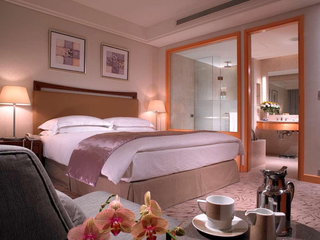 Windsor Hotel Taichung Rum bild A suite at the Mandarin Oriental, Hong Kong