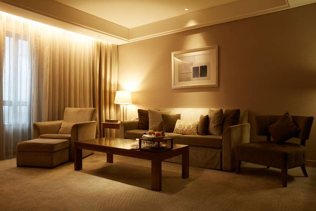 Windsor Hotel Taichung Rum bild A living room with indirect lighting