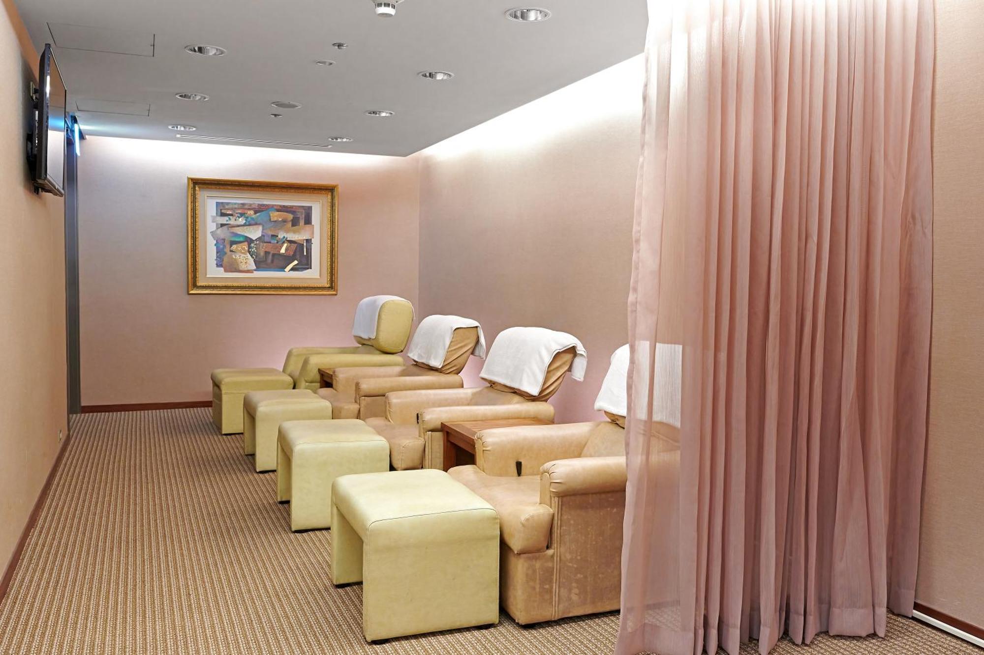 Windsor Hotel Taichung Exteriör bild A foot massage parlor in Hong Kong