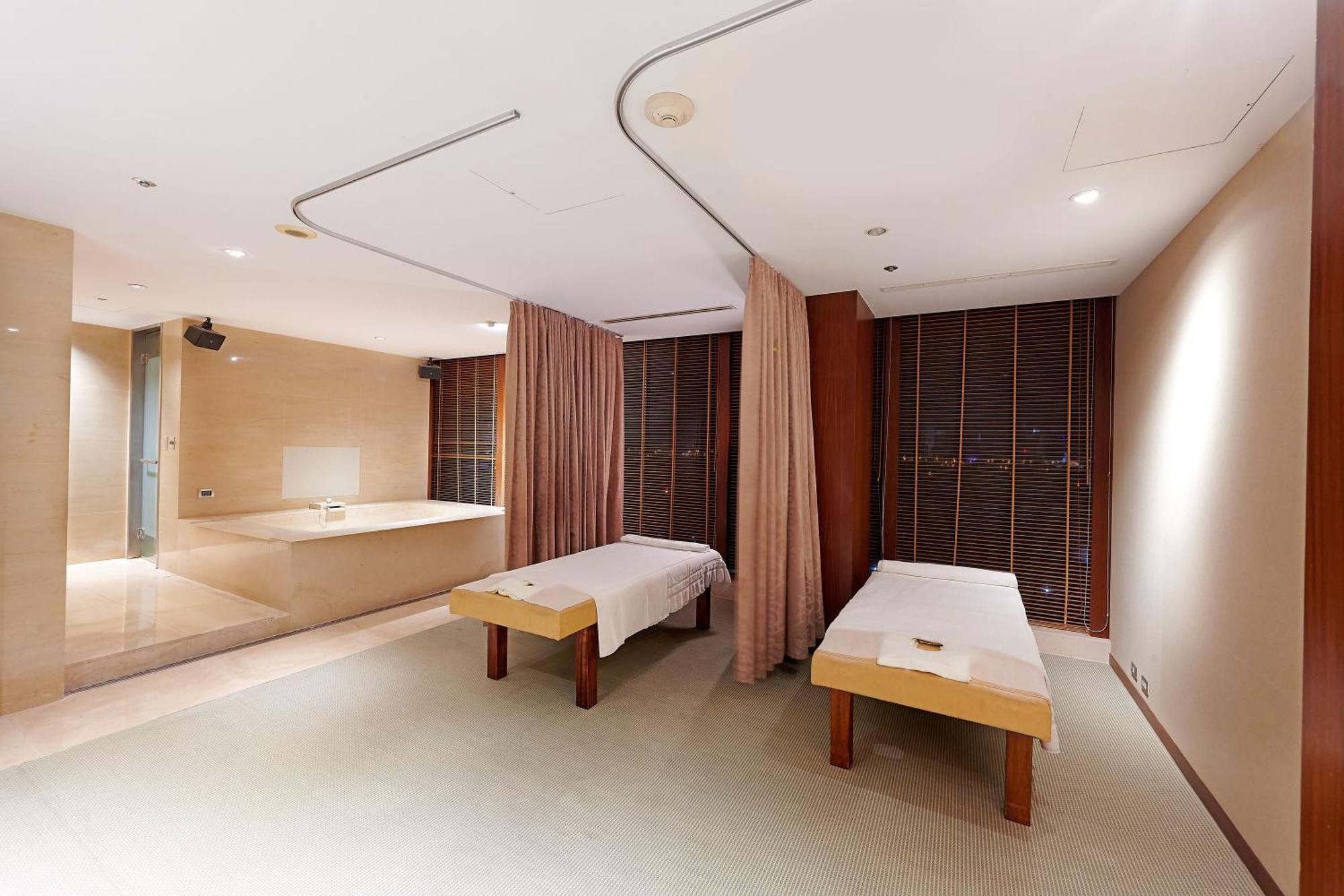 Windsor Hotel Taichung Exteriör bild A treatment room at the spa