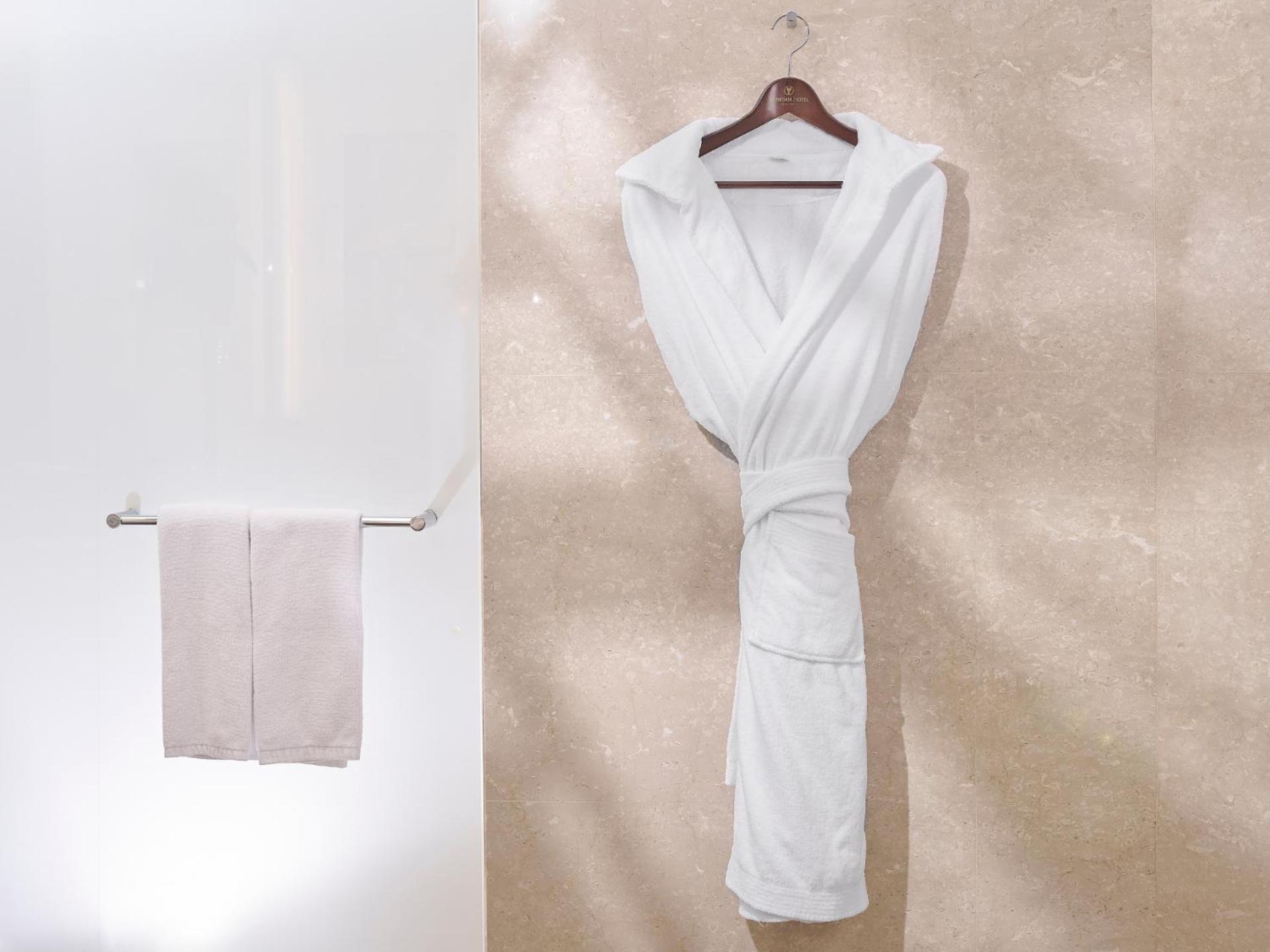 Windsor Hotel Taichung Exteriör bild A bathrobe