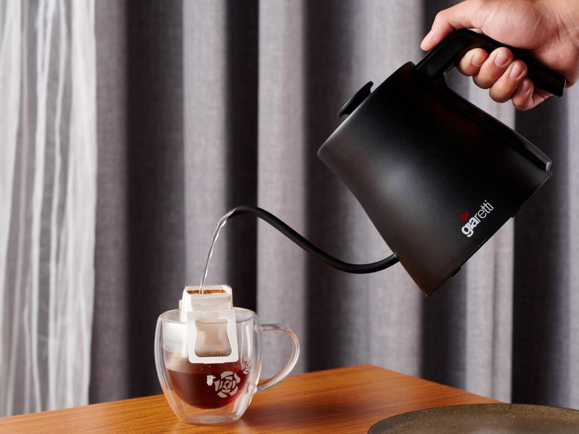 Windsor Hotel Taichung Exteriör bild A kettle in use