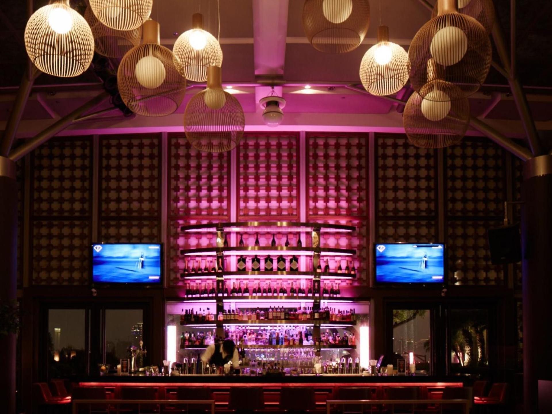 Windsor Hotel Taichung Exteriör bild The bar at the nightclub
