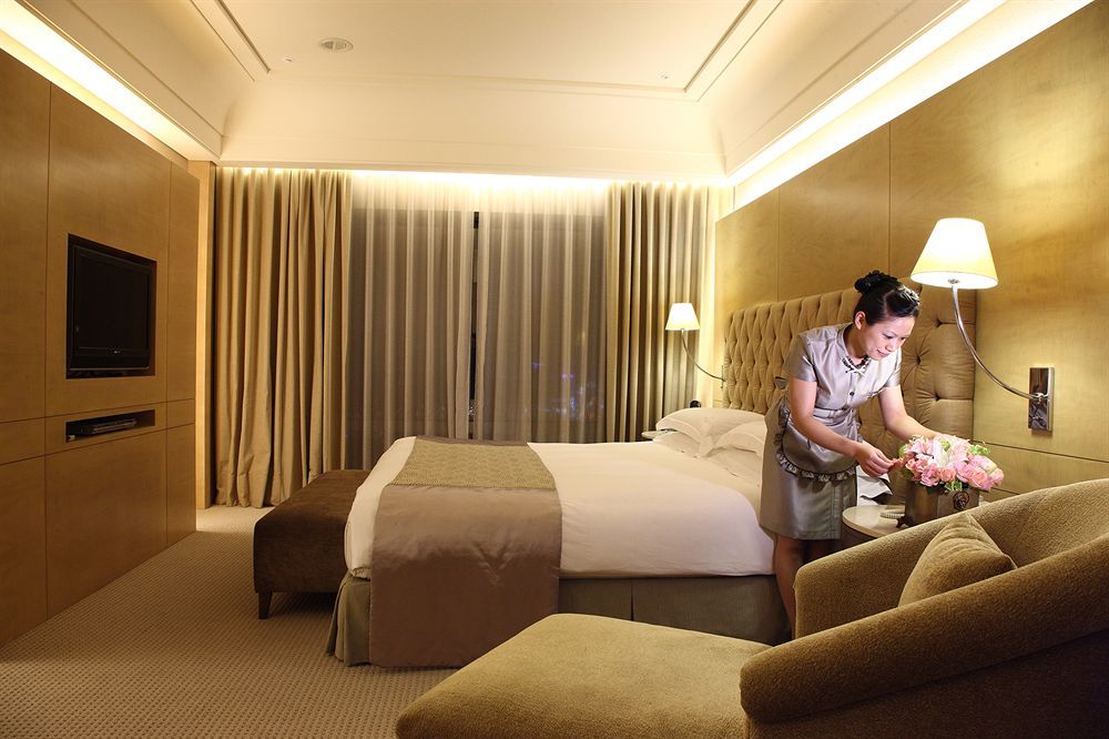 Windsor Hotel Taichung Exteriör bild A hotel maid making a bed