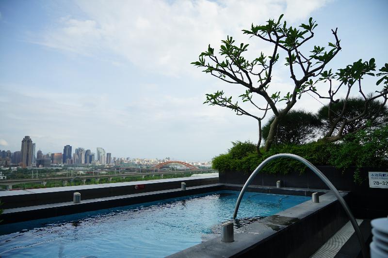 Windsor Hotel Taichung Exteriör bild The pool at the top of the hotel